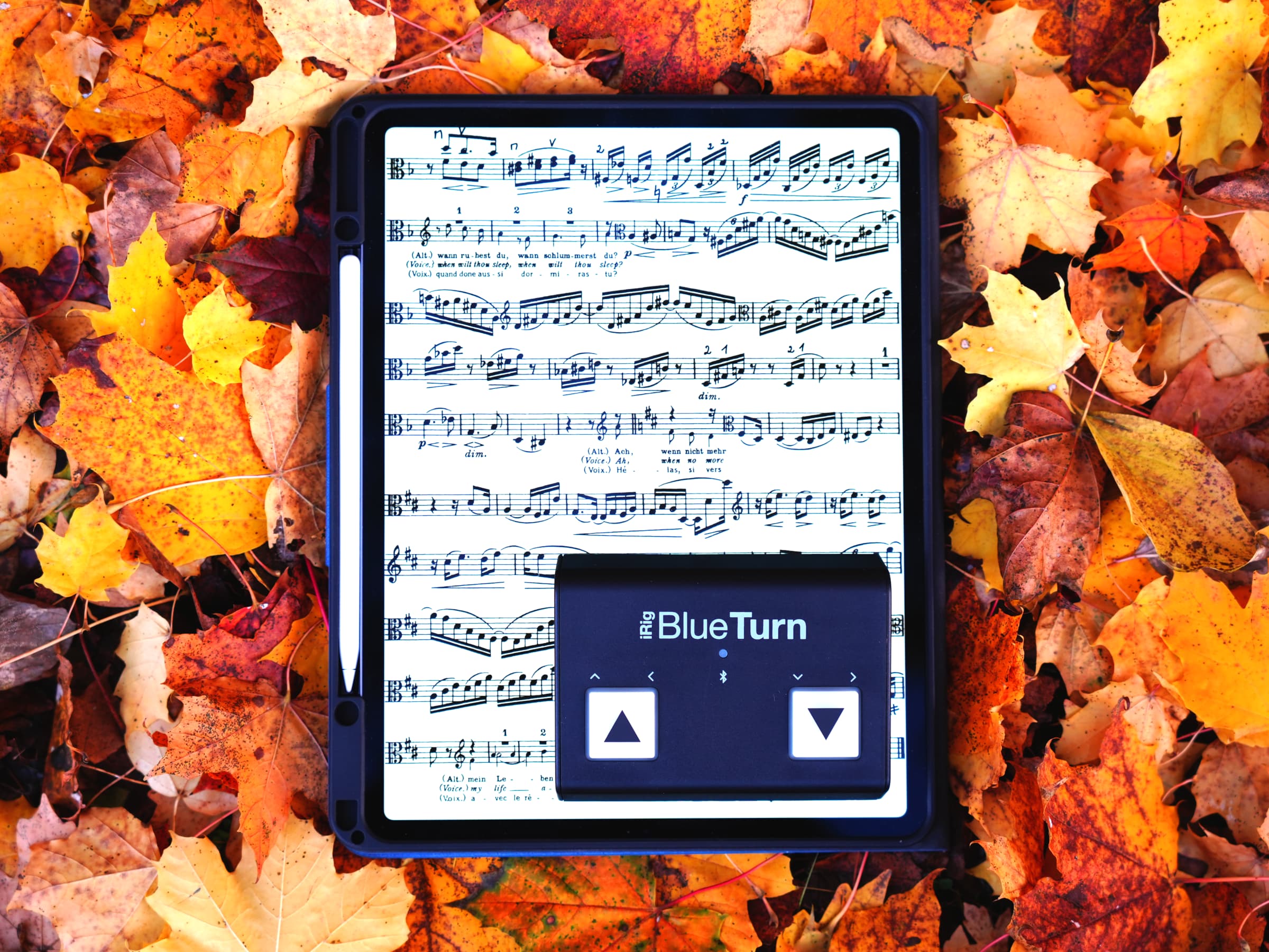 Tableta iPad con partituras de viola, Apple Pencil y un pedal para pasar páginas (iRig BlueTurn)